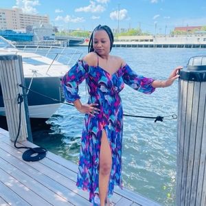 Printed Bebe romantic dress Size Medium